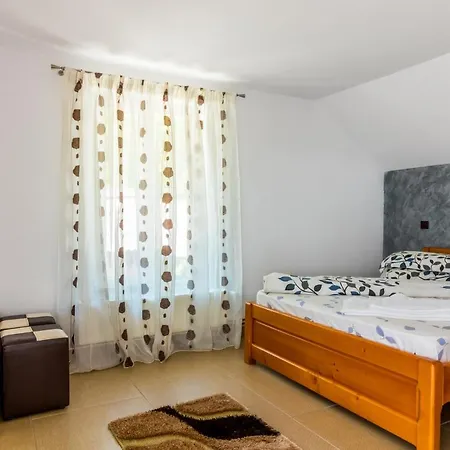 Casa Alex Novaci-Straini